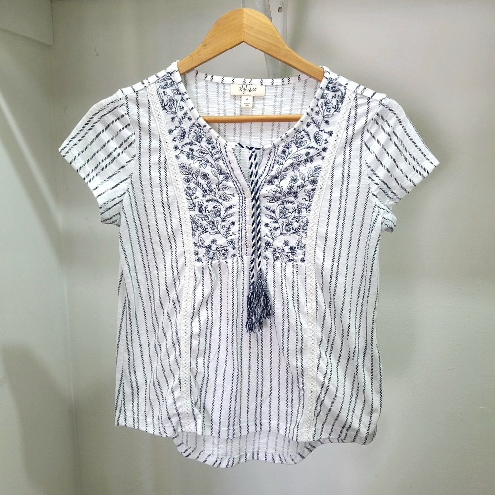 Women's Style & Co Blue & White Short Sleeved Floral Peasant Top - Petite Small